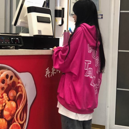连帽卫衣里面穿什么好